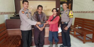 Pengembalian Barang Temuan Berupa Dompet Kepada Warga di Wilayah Selat