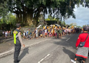 Sinergitas Polri dan Pecalang Atensi Kegiatan Adat Pitra Yadnya