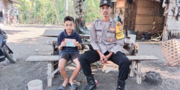 Bhabinkamtibmas Polsek Kubu Salurkan Bantuan Dana Pendidikan Kepada Pelajar Keluarga Tidak Mampu