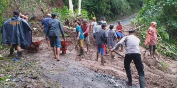 Bhabinkamtibmas Datah Turun Langsung Evakuasi Tanah Longsor di BR. Sega Desa Bunutan