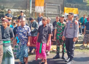 Kapolsek Rendang Pimpin Sinergitas TNI Polri dan Pecalang Atensi Kegiatan Adat Pitra Yadnya