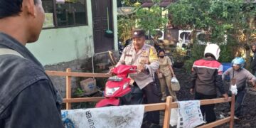 Bhabinkamtibmas Bantu Warga Menyeberang Melewati Jembatan Yang Putus