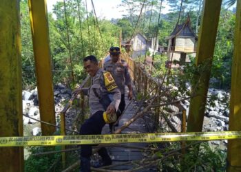 Kapolsek Sidemen Tinjau Jembatan Jebol Akibat Banjir