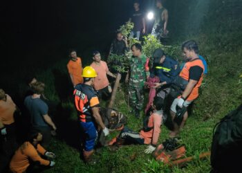 Kring Polres Gianyar, Bhabinkamtibmas Desa Bresela Bantu Evakuasi Jenazah WNA Jatuh di Pematang Sawah