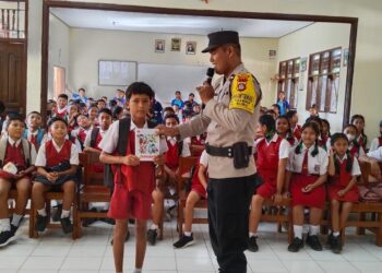 Polisi Sahabat Anak, Melalui Masa Pengenalan Lingkungan Sekolah, Bhabinkamtibmas Polsek Kubu Giat Pembinaan