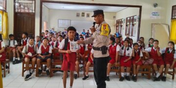 Polisi Sahabat Anak, Melalui Masa Pengenalan Lingkungan Sekolah, Bhabinkamtibmas Polsek Kubu Giat Pembinaan