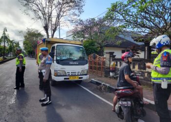 Ops Patuh Agung Polres Karangasem Melaksanakan Penindakan Kepada Pelanggar Lalu Lintas.