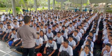 Cegah Kenakalan Remaja, Sat Binmas Polres Gianyar Berikan Penyuluhan di Sekolah
