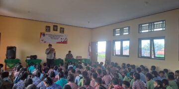 Polisi Mengajar, Polsek Blahbatuh Berikan Materi MPLS di SMP 2 Keramas