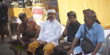 Wabup Kasta Hadiri Upacara Mepepada Pura Desa Bale Agung dan Pura Melanting Desa Adat Besan