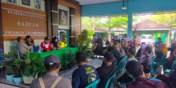 Puluhan Warga Desa Badean Geruduk Kantor Desa Menuntut TPSA di Tutup