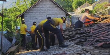 Polsek Kubu Hadir di Tengah  Masyarakat Melaksanakan Giat Gotong Royong Bersihkan Material Bangunan Roboh