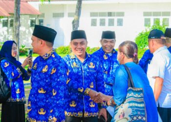 Sekdakab Pimpin Upacara Apel Gabungan Sekaligus Serahkan Santunan kepada PNS Purna Tugas