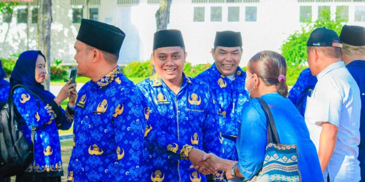 Sekdakab Pimpin Upacara Apel Gabungan Sekaligus Serahkan Santunan kepada PNS Purna Tugas