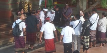 Polsek Sukawati, Amankan Kunjungan Bupati Gianyar Ke Pura Dalem Desa Adat Guwang Sukawati