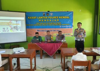 Sat Lantas Berikan Edukasi Siswa-Siswi SMP IT Robani Tentang Tertib Lalu Lintas