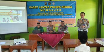 Sat Lantas Berikan Edukasi Siswa-Siswi SMP IT Robani Tentang Tertib Lalu Lintas