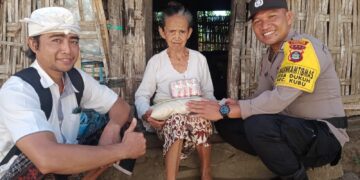 Temui Janda Tua Kurang Mampu, Bhabinkamtibmas Desa Dukuh Salurkan Bantuan Paket Sembako