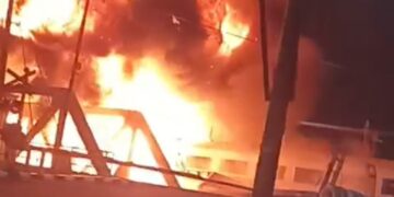 Kecelakaan..! Truk Trailer Tertabrak Kereta Api KA 112 Brantas Hingga Meledak