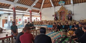Babinsa Payangan Atensi Kegiatan Pitra Yadnya Ngaben Masal
