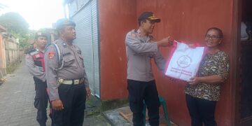 Kapolsek Blahbatuh Pimpin Penyaluran Paket Sembako Bantuan Presiden Republik Indonesia
