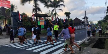 Personil Polsek Rendang Pos Pagi Atensi Anak Sekolah Menyeberang Jalan