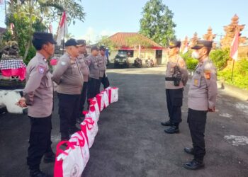 Bhabinkamtibmas Polsek Ubud Salurkan Sembako Bantuan Presiden ke Warga Kecamatan Ubud