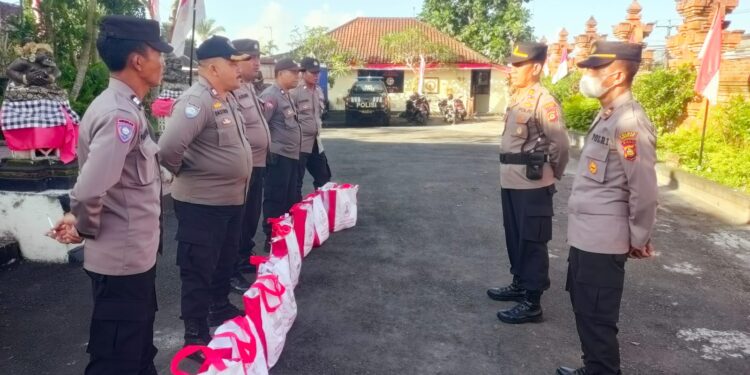 Bhabinkamtibmas Polsek Ubud Salurkan Sembako Bantuan Presiden ke Warga Kecamatan Ubud