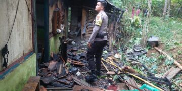 Akibat Konsleting Listrik, Rumah Warga di Desa Timbang Habis Terbakar