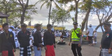 Bhabinkamtibmas Desa Sangkan Gunung Laksanakan Pengawalan di Desa Binaan Bersama Banit Binmas
