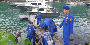 Gotong Royong, Sat Polairud Perbaiki Dermaga Pantai Mumbul Padang Bai