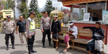 Kapolsek Rendang Turun Langsung Pimpin Patroli Dialogis Kamtibmas