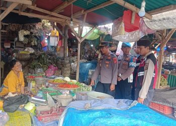 Jumat Curhat, Polsek Blahbatuh Blusukan Pantau Aktifitas Pasar Tradisional