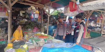 Jumat Curhat, Polsek Blahbatuh Blusukan Pantau Aktifitas Pasar Tradisional