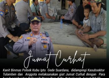 Program Jum’at Curhat, Kanit Binmas Polsek Kubu Temui Pekerja Buruh Pembuatan Pelinggih Paras Taro
