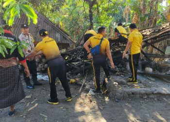 Angin Kencang Robohkan Bangunan Warga, Anggota Polsek Kubu Gotong Royong Membantu Warga