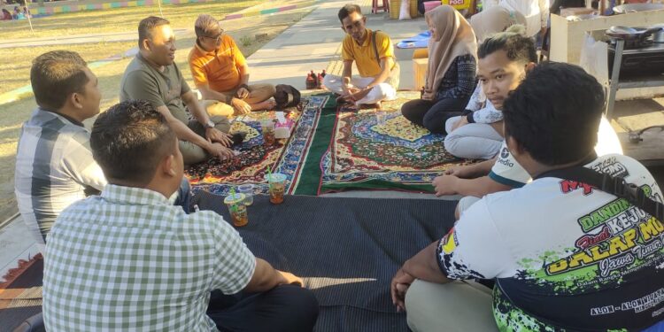 Tak Canggung Meski di Trotoar, Bupati Sampang Layani Keluhan PKL Alun – alun Trunojoyo