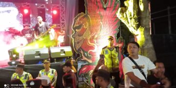 Personil Gabungan Polsek dan Polres Bangli Amankan Kegiatan Konser Musik Rangkaian HUT STT Banjar Blungbang