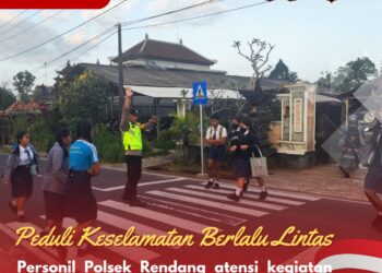 Personil Polsek Rendang Pos Pagi Atensi Anak Sekolah Menyeberang Jalan