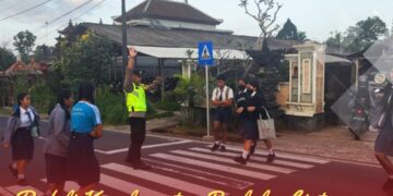 Personil Polsek Rendang Pos Pagi Atensi Anak Sekolah Menyeberang Jalan