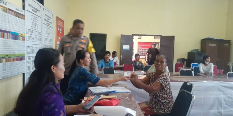 Bhabinkamtibmas Suwat Pendampingan Penyaluran BLT Dana Desa Periode Bulan Juli 2023