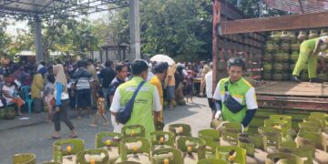 Penuhi Kebutuhan Masyarakat akan Gas LPG, Camat Muncar Gelar Operasi Pasar