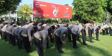 Tingkatkan Kemampuan, Personil Polres Tabanan Latihan Baris – berbaris