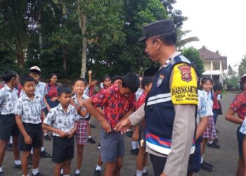 Tingkatkan Disiplin Anak sejak dini, Bhabinkamtibmas Buahan Sambangi Sekolah