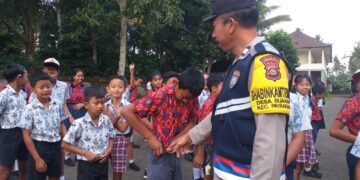 Tingkatkan Disiplin Anak sejak dini, Bhabinkamtibmas Buahan Sambangi Sekolah