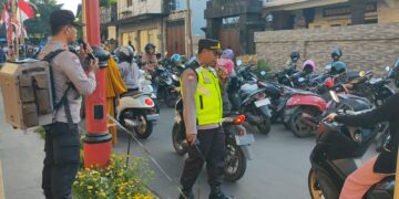 Jelang Hari Raya, Satuan Binmas Polres Gianyar Beri Himbauan Kamtibmas di Pasar Rakyat Gianyar