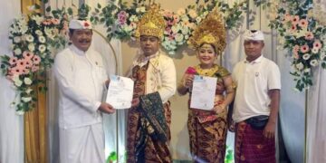 Wakil Bupati Klungkung I Made Kasta Menghadiri Undangan Pernikahan Sekaligus Menyerahkan ”Kawi Smara”
