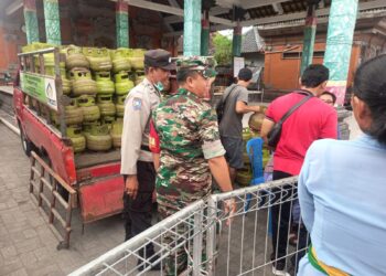 Bhabinkamtibmas Batubulan Kangin Atensi Pasar Murah Gas LPG 3 Kg.