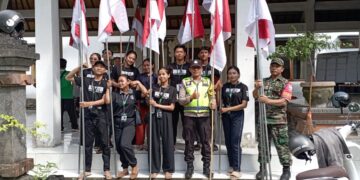 Sinergitas TNI – Polri Bersama Perangkat Desa dan Mahasiswa Undiksa, Pasang Bendera Menyambut HUT RI Ke-78