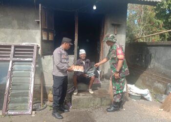 Bhabinkamtibmas Bersama Babinsa Serahkan Paket Sembako Kepada Lansia Kurang Mampu